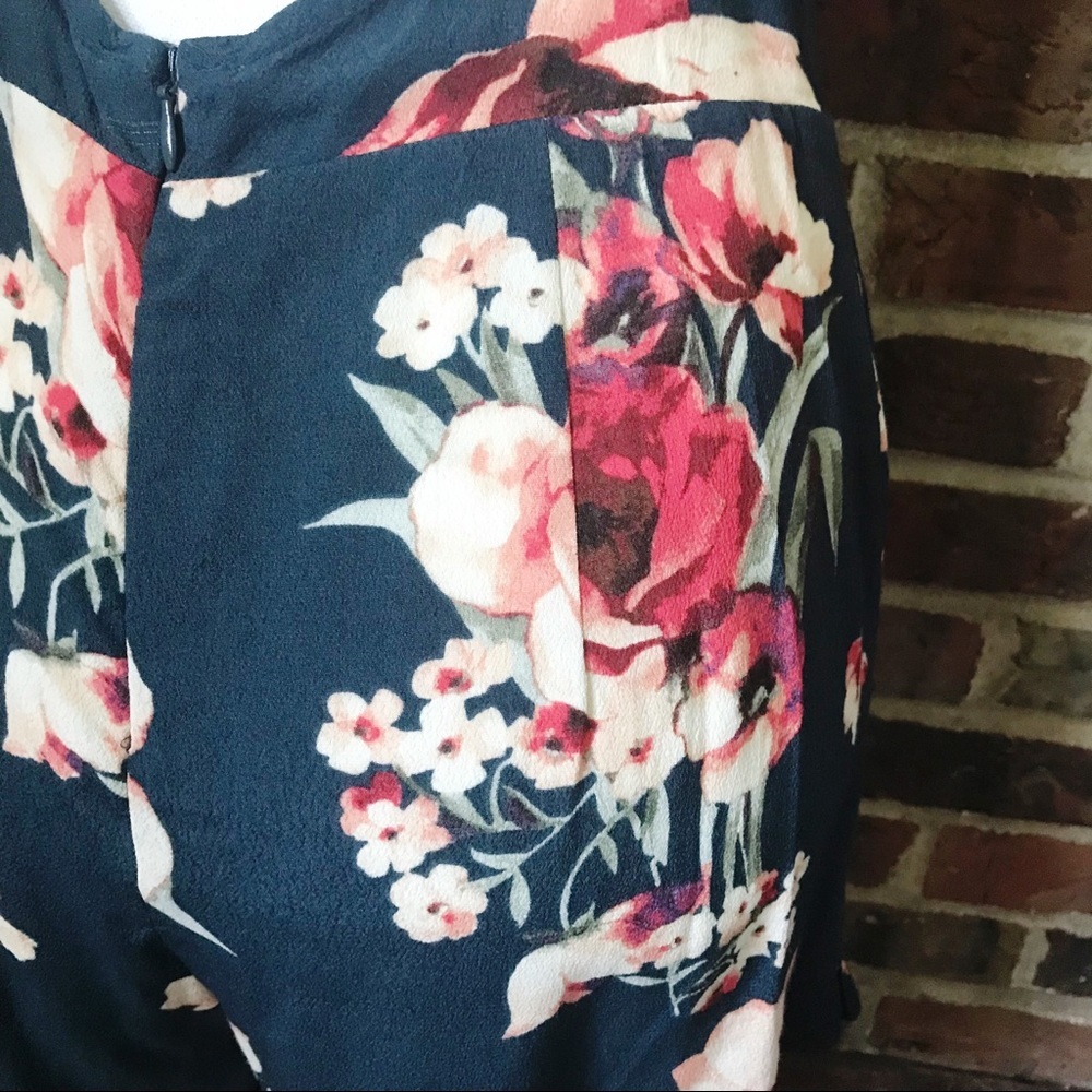 Forever 21 Navy Blue Floral Romper Size Small - Picture 6 of 6